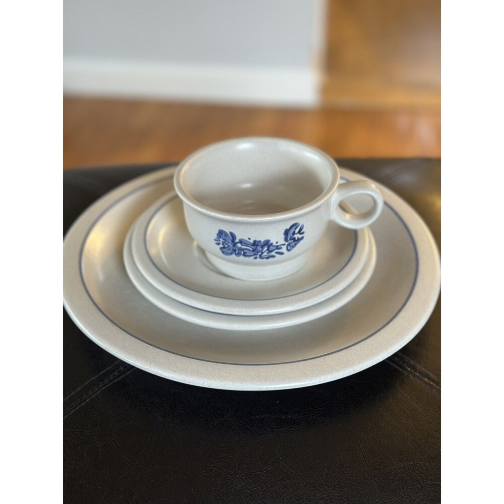 Vintage Pfaltzgraff YORKTOWNE Stoneware TWO - 4-Piece Place Settings Plates/cup - Picture 5 of 6